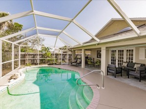 VANDERBILT BREEZE..WALK TO BEACH..PRIVATE HEATED POOL
